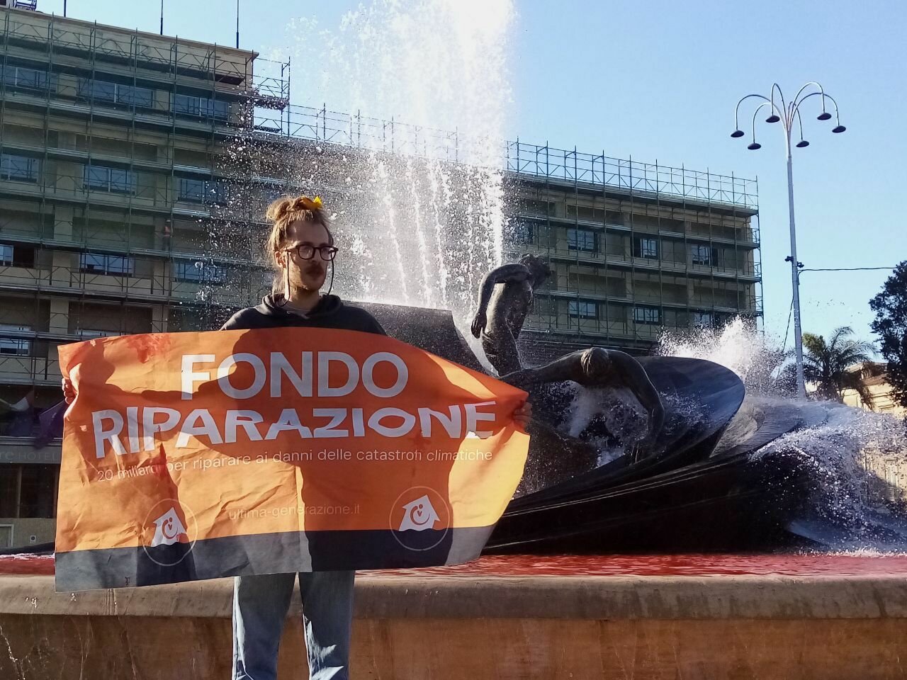 6.ATTIVISTA-SULLA-FONTANA.jpeg 6.ATTIVISTA-SULLA-FONTANA.jpeg