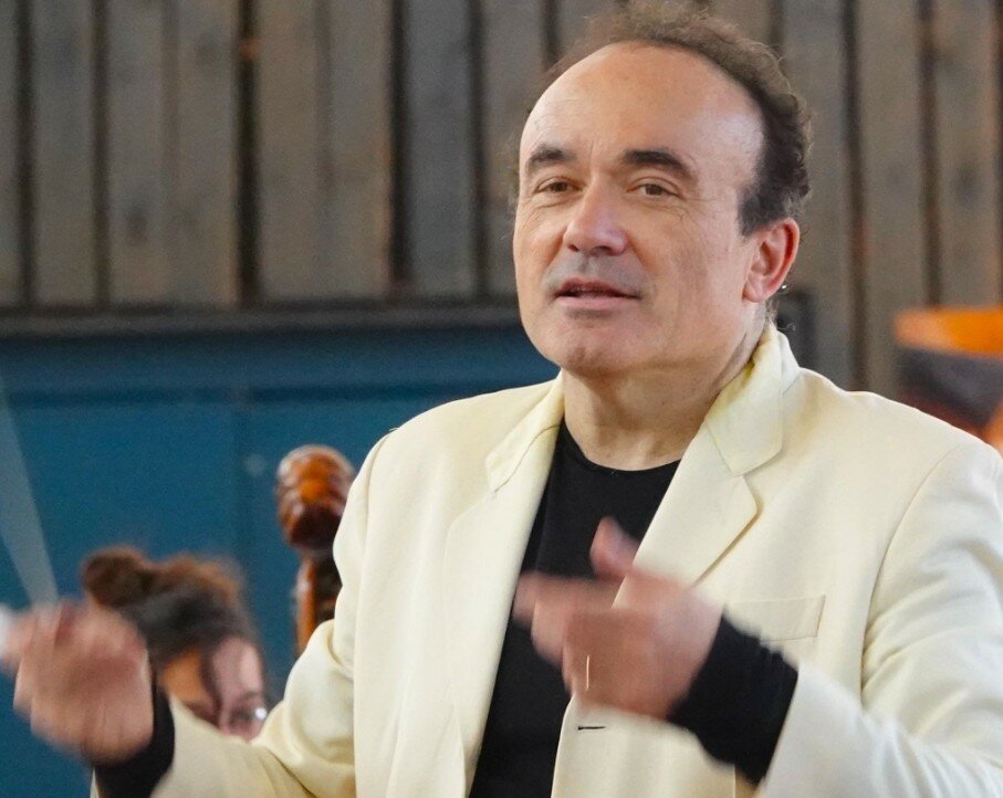 E' nei file di Epstein: direttore d'orchestra rifiutato dal teatro