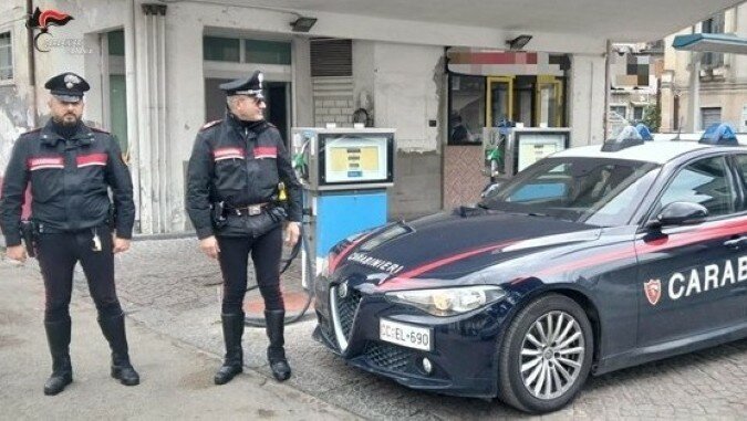 Rapinano il distributore, ma la fuga dura poco