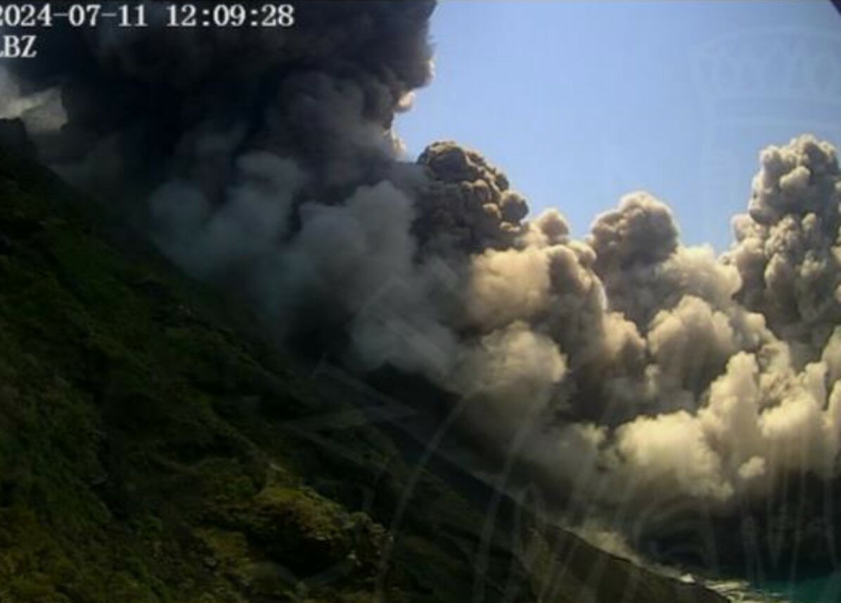 Stromboli avvolta da una nube di vapore e cenere