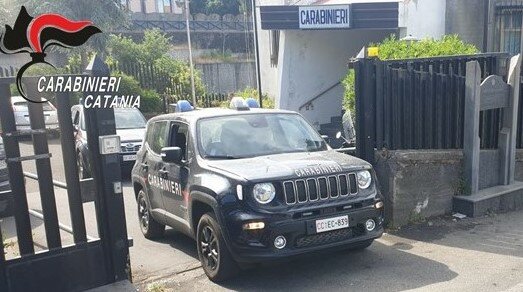 Noleggiano camion e rubano ponteggi edili