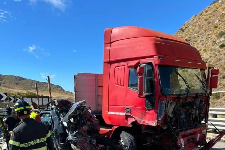 Schianto auto-tir: 28enne muore sul colpo