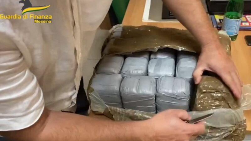 Bloccato con 20 chili di hashish nello zaino