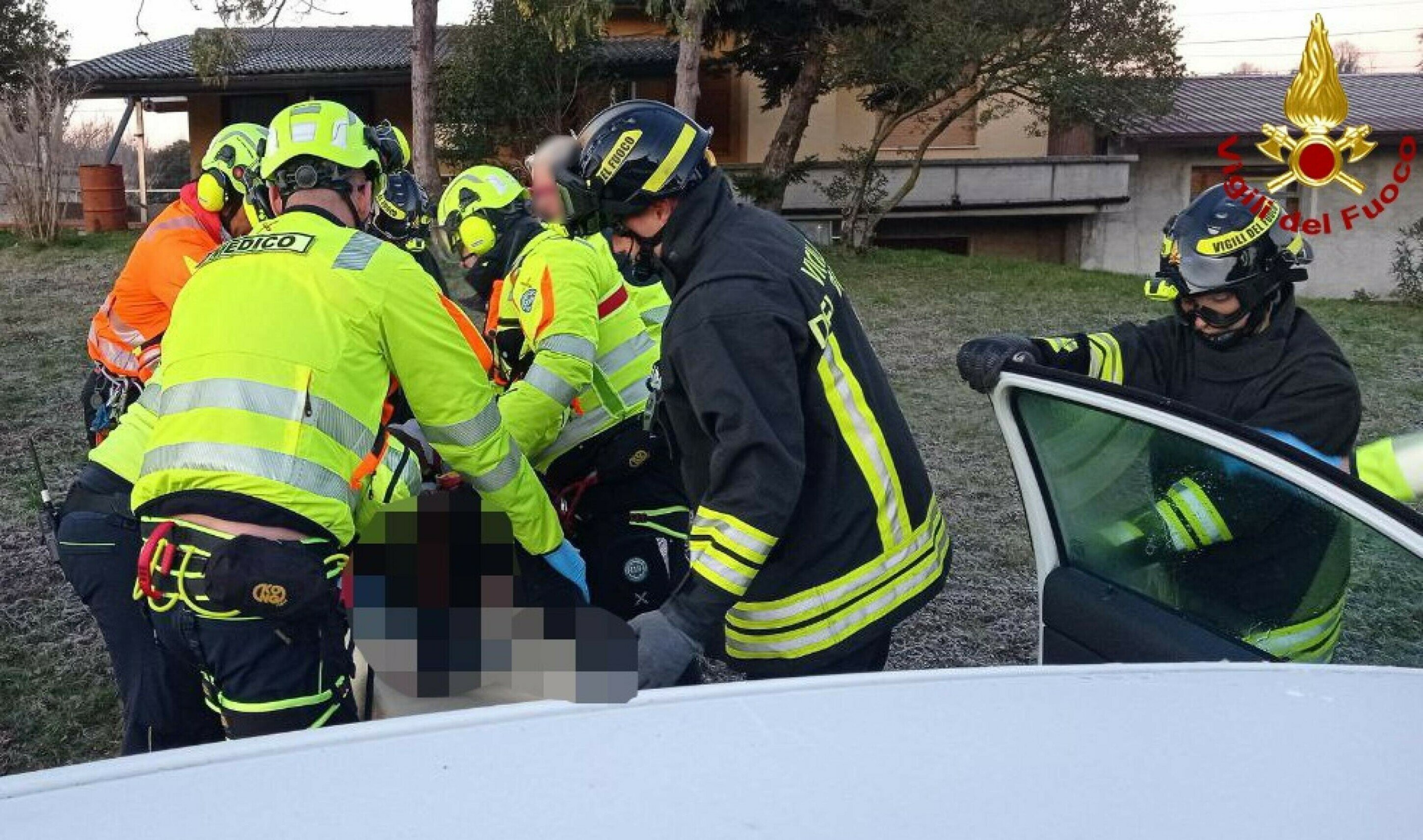 Tir travolge due operai, un morto e un ferito grave