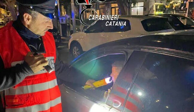 A tutta birra al centro di Catania: stop a ragazzo ubriaco col macchinone
