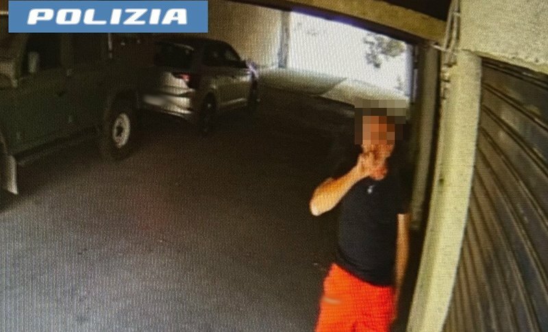 Rubava pure cibo e olio: preso ladro dei garage