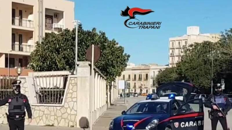 Invita a cena amico, lo deruba e chiede riscatto