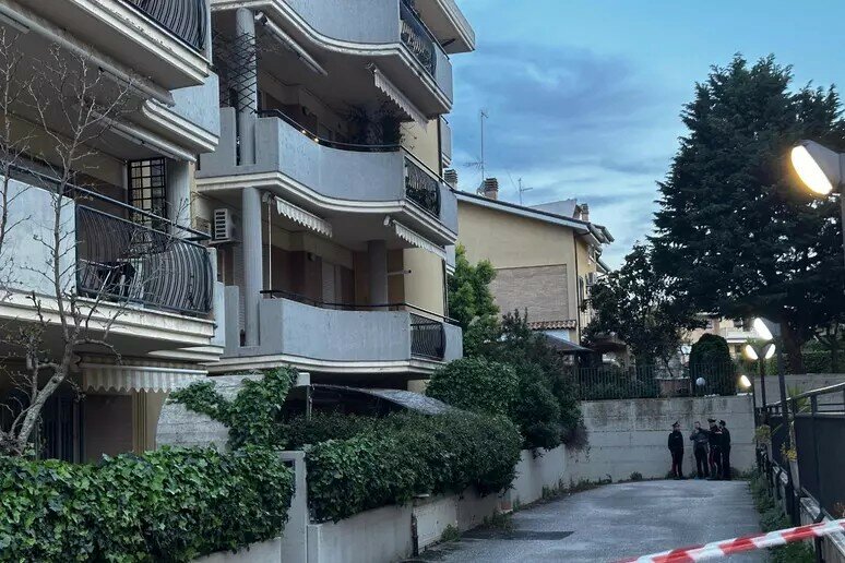 Accoltellato a morte in garage: fermato il padre del 21enne