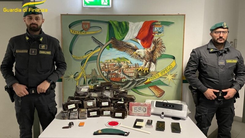 Nel garage un'auto con 30 chili di hashish