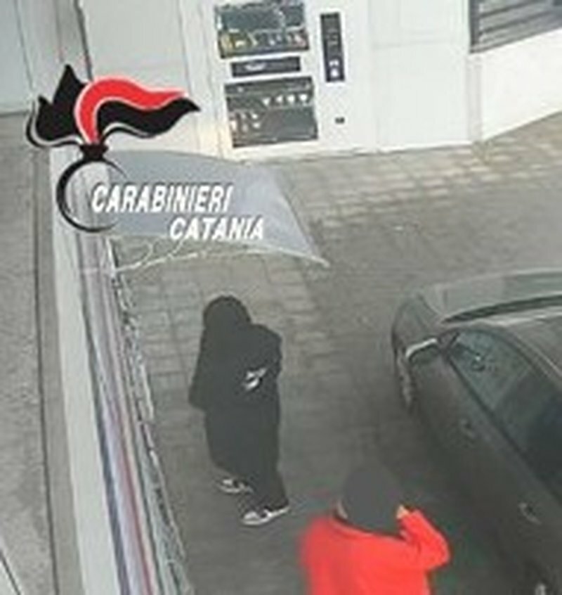 Trova carta acquisti a terra e fa spese per 110 euro