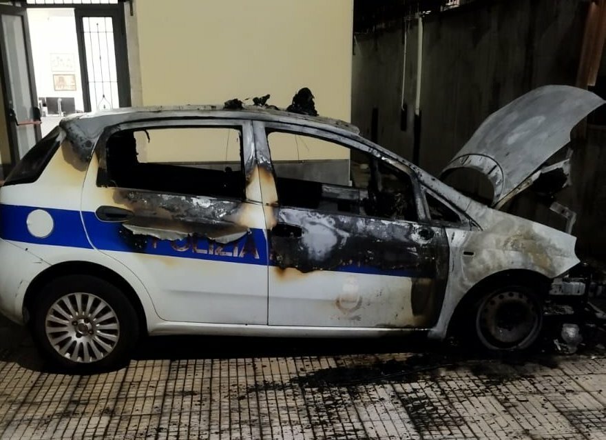 Santa Venerina, a fuoco l'auto dei vigili