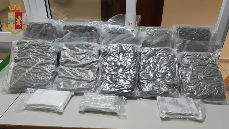 In macchina droga per un milione e mezzo di euro