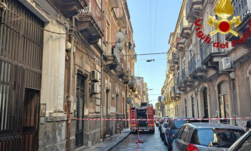 Fiamme in casa, evacuato palazzo a Catania