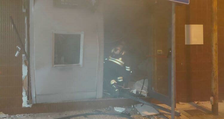 Assalto al bancomat con esplosione: rubata la cassa Assalto al bancomat con esplosione: rubata la cassa