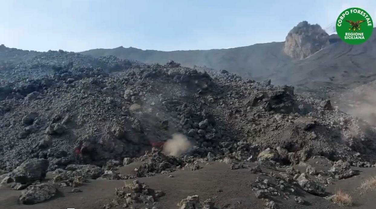 Etna, uno dei fronti lavici si ferma