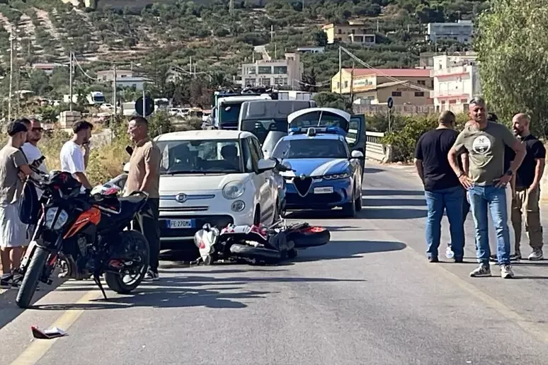 Scontro moto-camion: un morto Scontro moto-camion: un morto