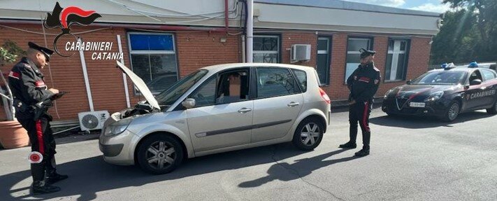 In fuga sull'auto rubata