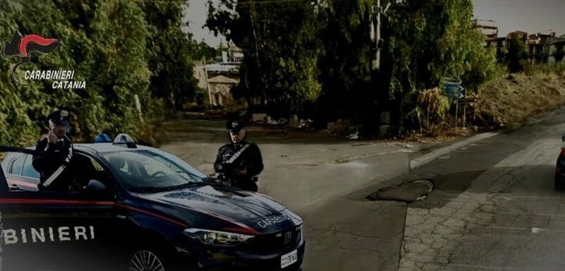 Si finge armato e ruba 540 euro da centro scommesse