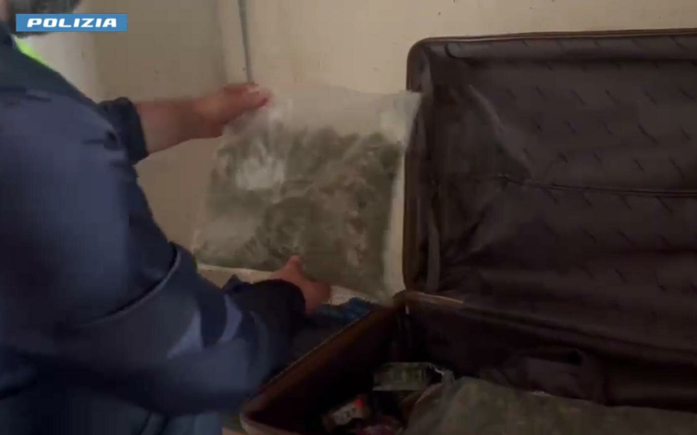 Valigia con sorpresa: saltano fuori 3,5 kg di droga