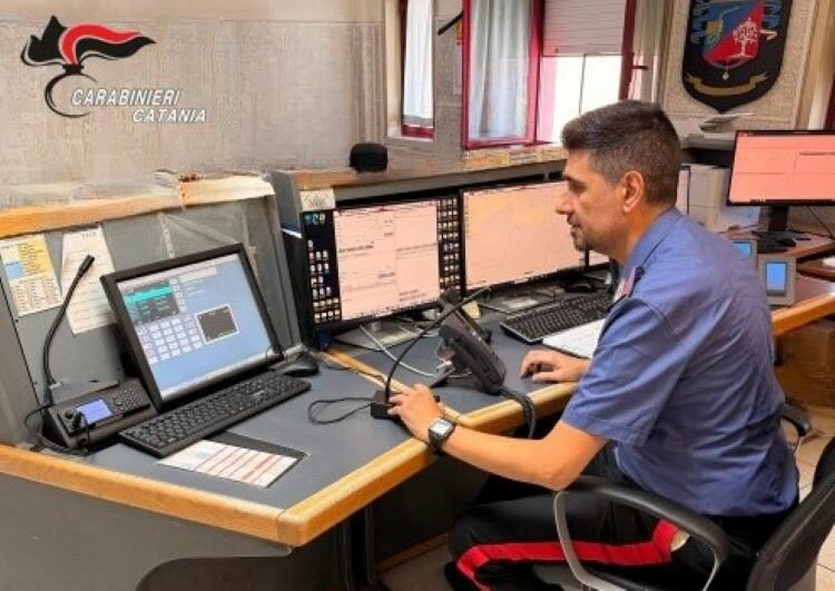 San Gregorio: in bilico sul cavalcavia per saltare giù San Gregorio: in bilico sul cavalcavia per saltare giù