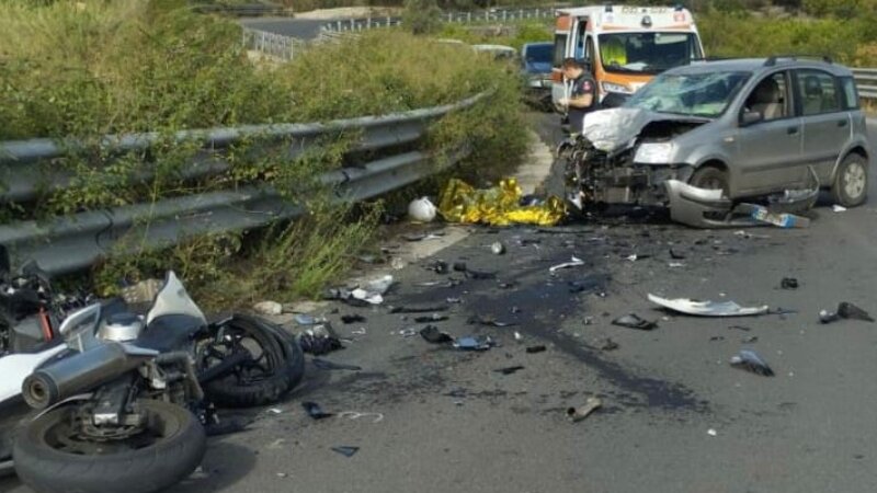 Con la moto contro un'auto: muore 51enne