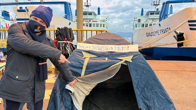 "Lo Stato ci ha sequestrato, deroga per green pass"