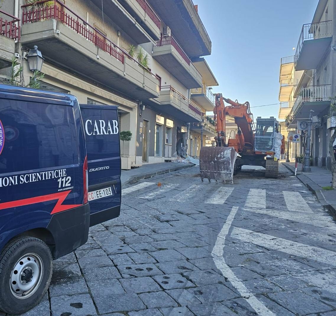 Zafferana, sradicata cassaforte del bancomat con l'escavatore Zafferana, sradicata cassaforte del bancomat con l'escavatore