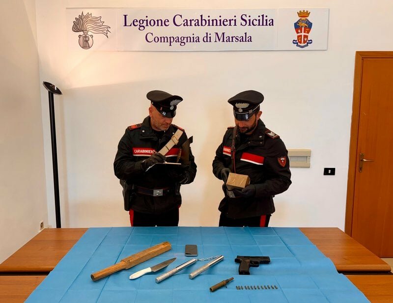 Spacca finestrini e rapina gruppo di ragazzi in auto