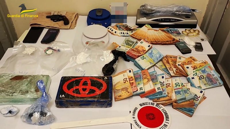 Armi e droga: tre arresti a Gela