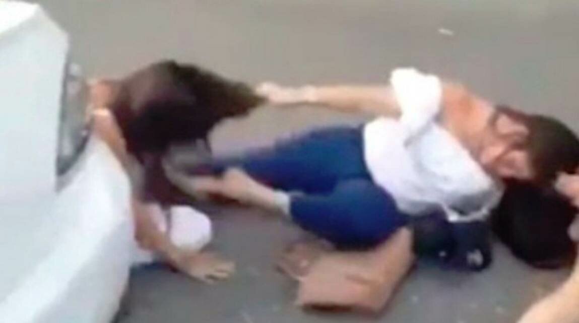Cerca di separarle ma le due ragazzine la picchiano