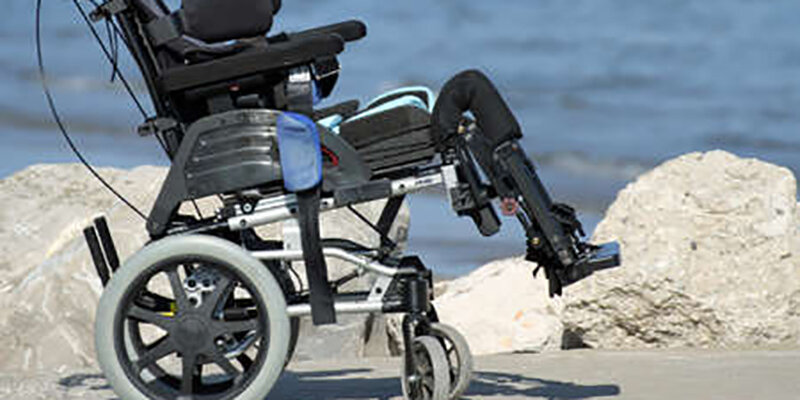 Migrante disabile abbandonato sugli scogli