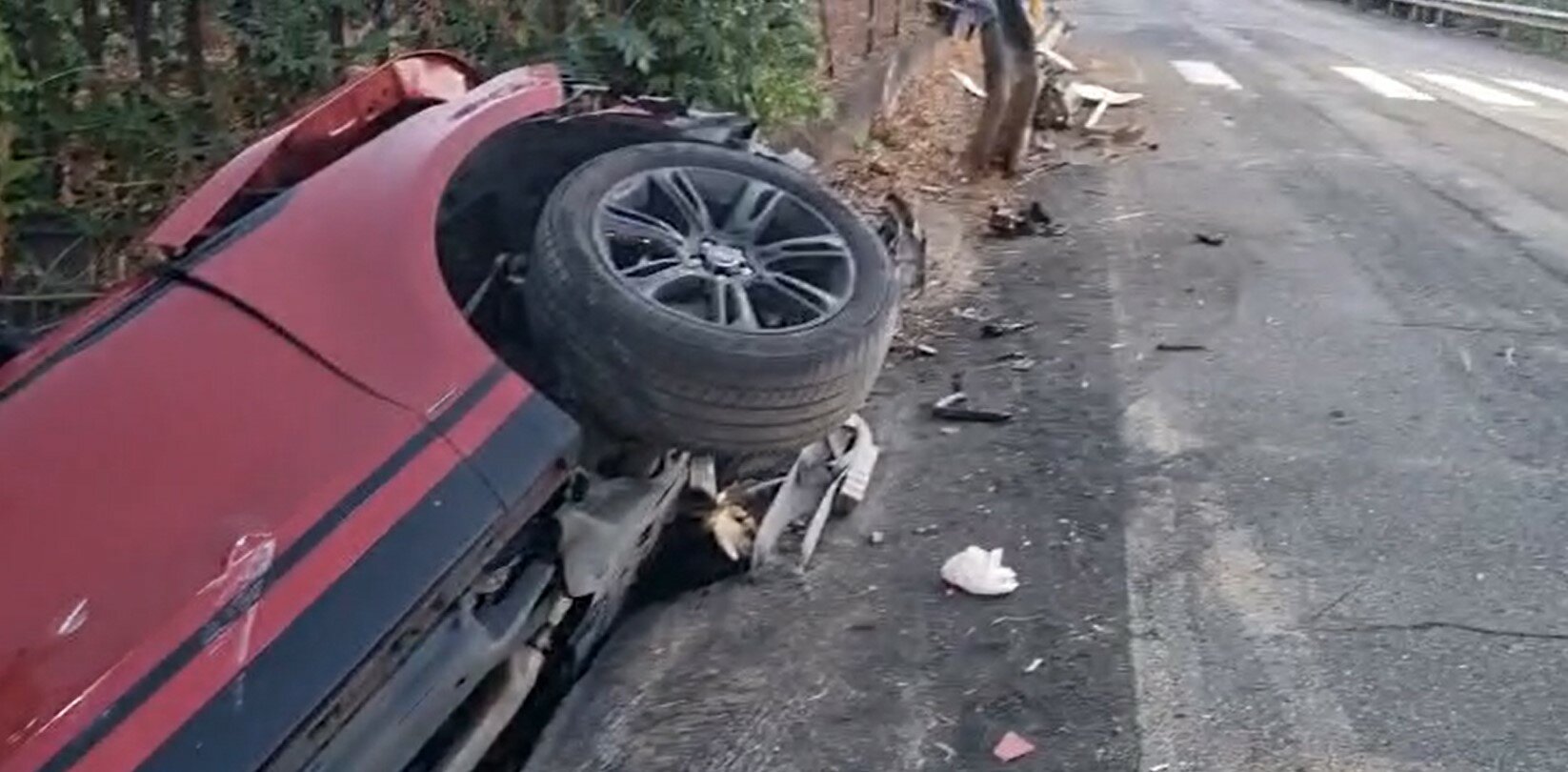 Macchina nel canalone, feriti 2 ragazzi ad Acitrezza