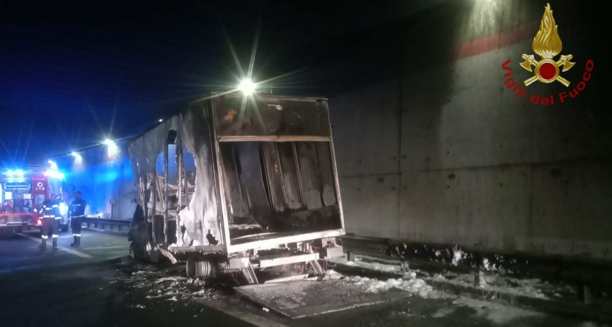 Furgone prende fuoco, caos in tangenziale