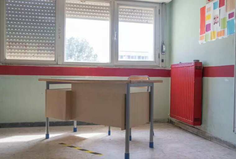 Punta la pistola contro il prof: 'Dammi le sigarette'