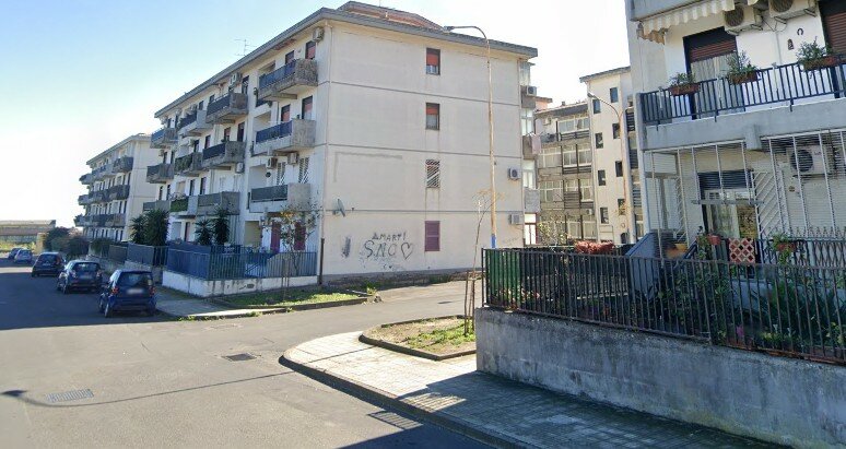 Colpita da proiettile sul balcone, perde un occhio