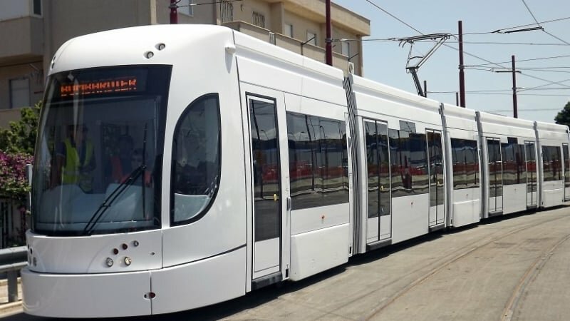 L'autista sviene, tram senza controllo si schianta L'autista sviene, tram senza controllo si schianta