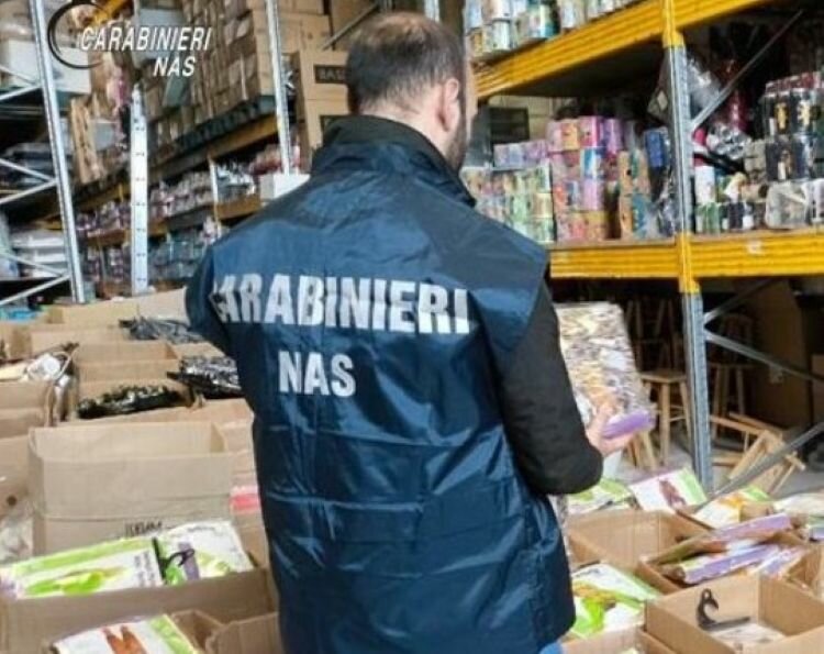 Catania, maxi sequestro di costumi di Carnevale per bambini