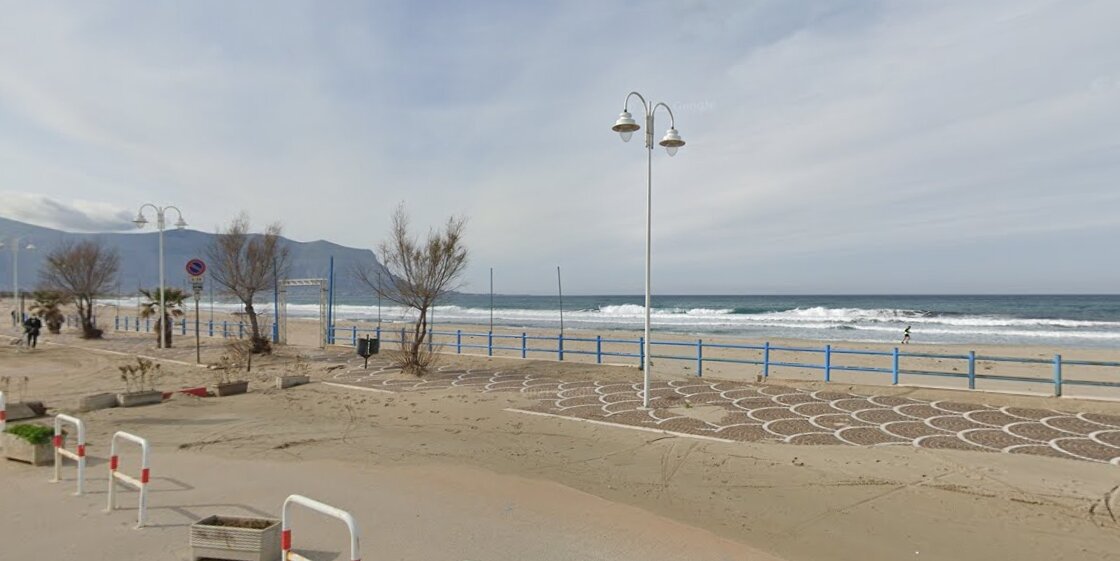 Tenta di violentare ragazza e poi scappa