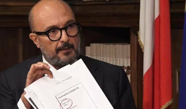 Sangiuliano in lacrime: 'Ma a Taormina ho pagato io' Sangiuliano in lacrime: 'Ma a Taormina ho pagato io'