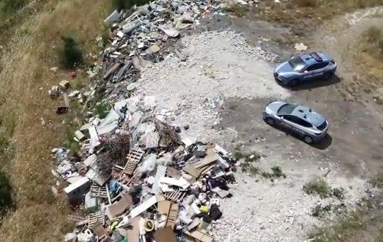 Tonnellate di rifiuti nella discarica terrificante Tonnellate di rifiuti nella discarica terrificante