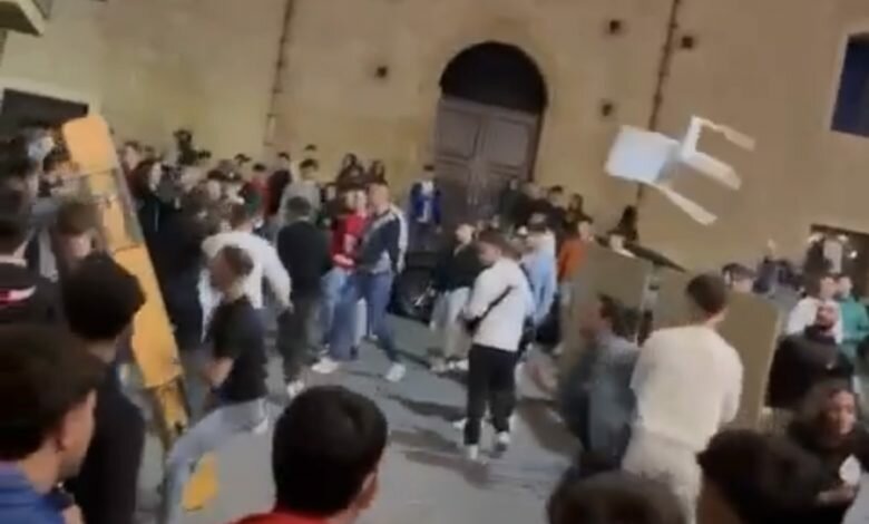 Gli uomini si picchiano: e le donne applaudono