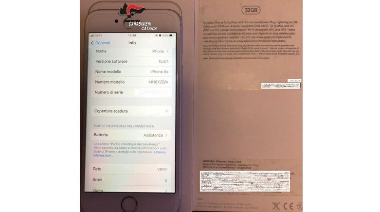 Apre ai carabinieri tenendo in mano il telefono rubato