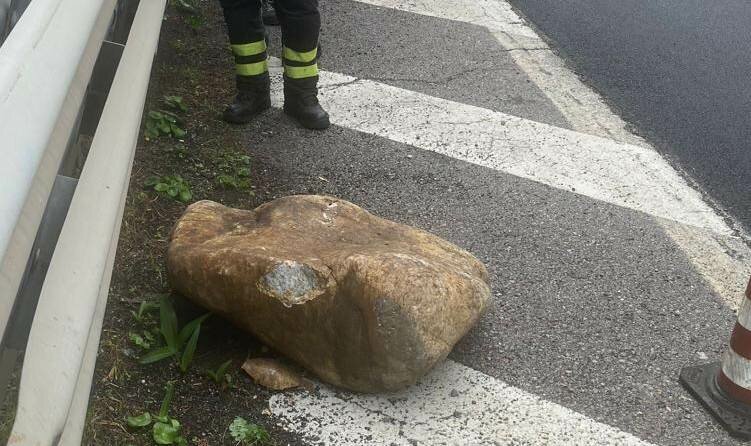 Masso in autostrada: chiuso tratto della A18