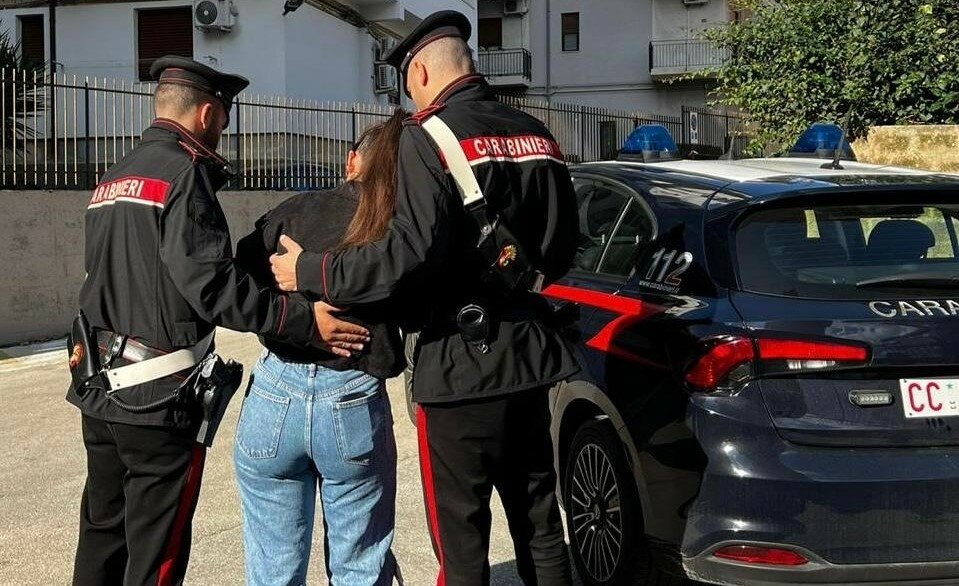 Botte alla compagna per farla prostituire in garage