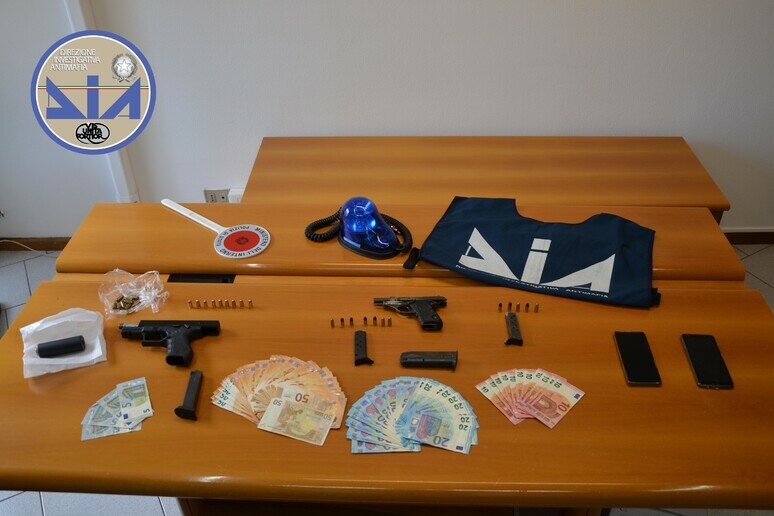 Imprenditore delle onoranze funebri con la pistola