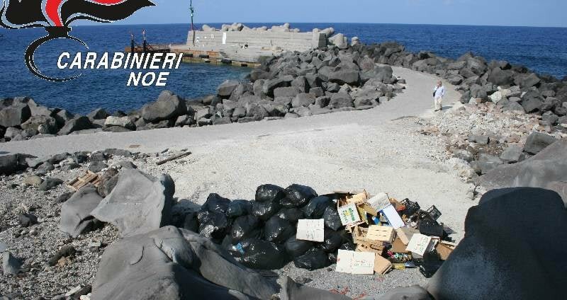 Deposito rifiuti abusivo a Ginostra Deposito rifiuti abusivo a Ginostra