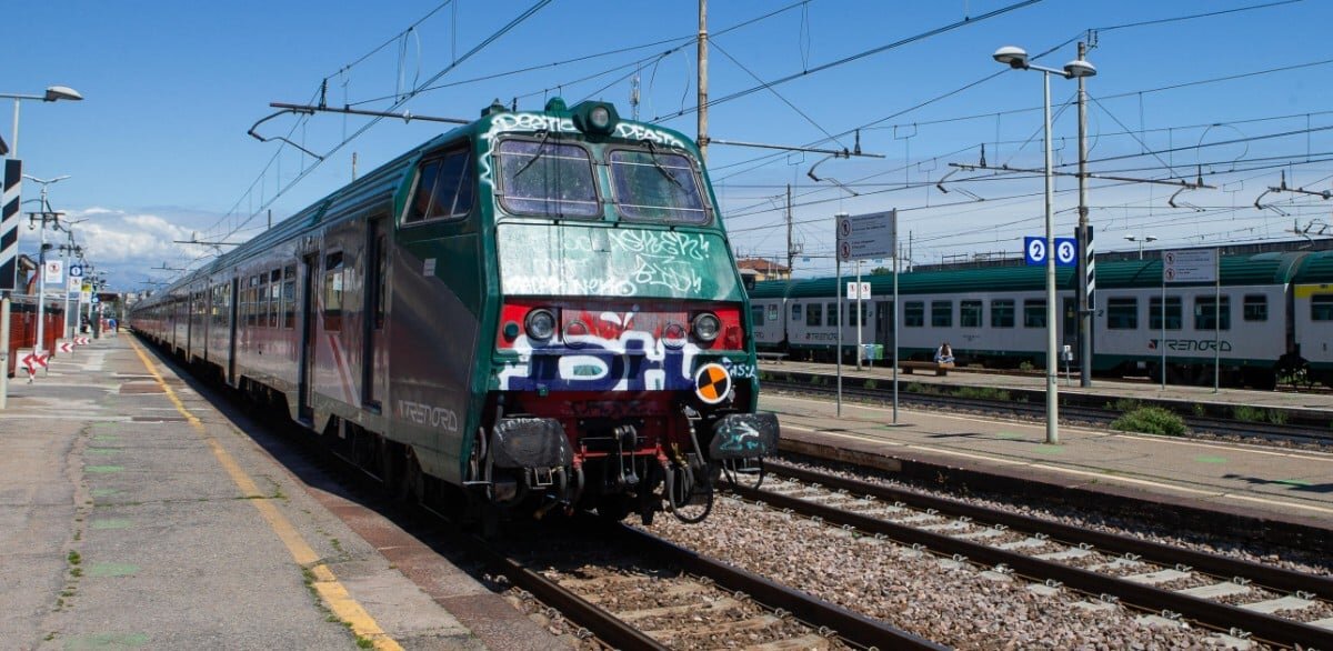 Attraversa in monopattino, il treno la uccide