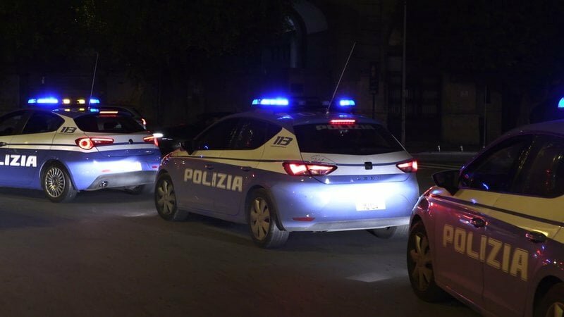 Entra nello studio e rapina medico e pazienti