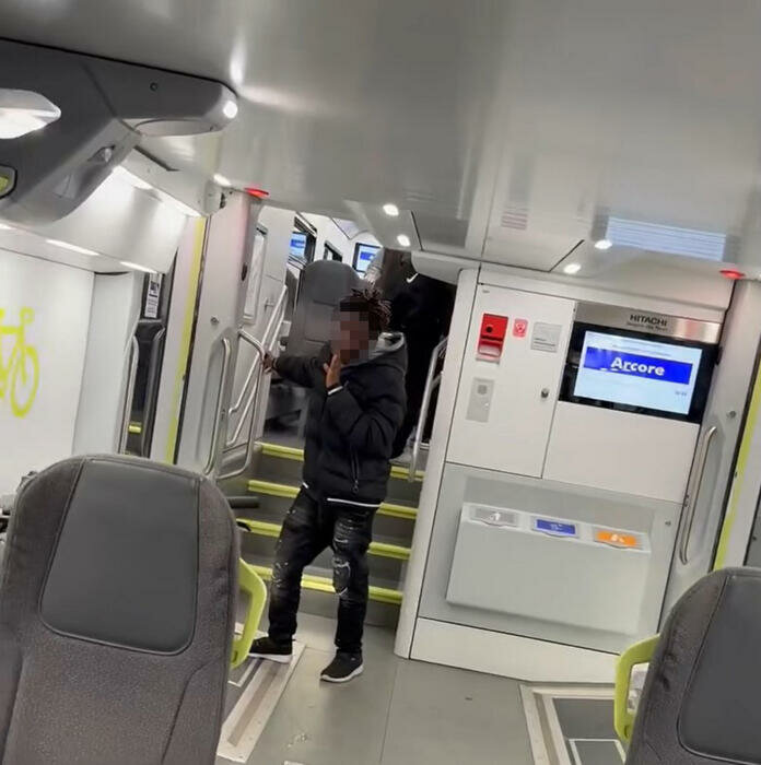 Aggredisce sul treno una modella e lei fa il video Aggredisce sul treno una modella e lei fa il video