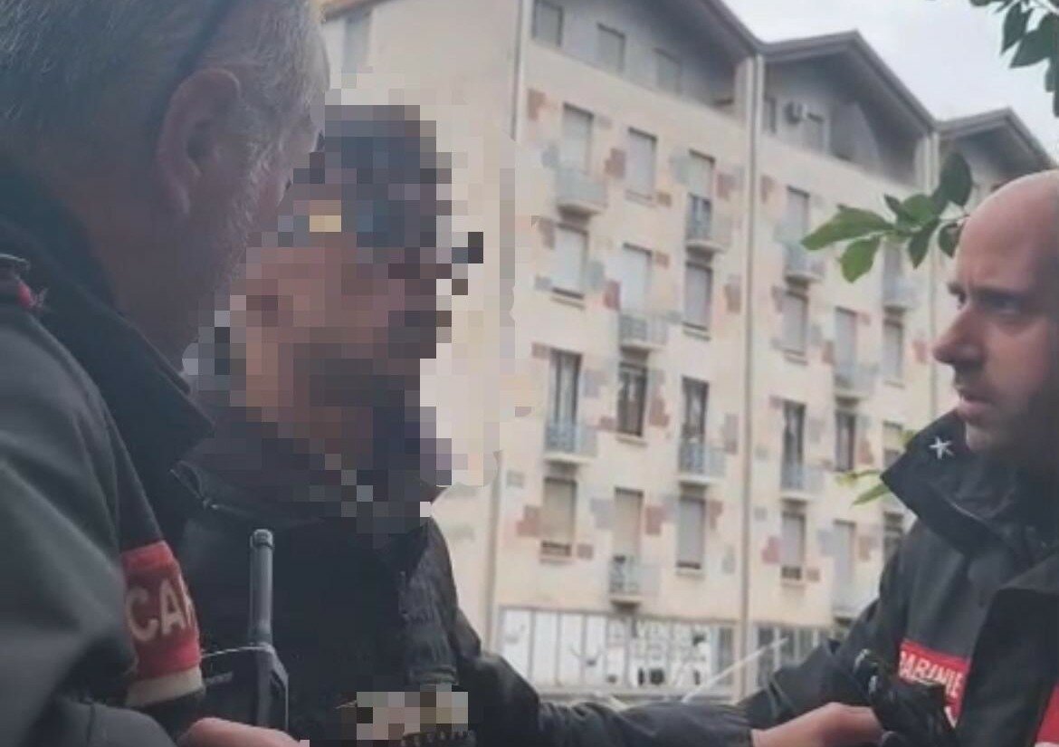 Minaccia di gettarsi dal b&b, ma i carabinieri lo salvano